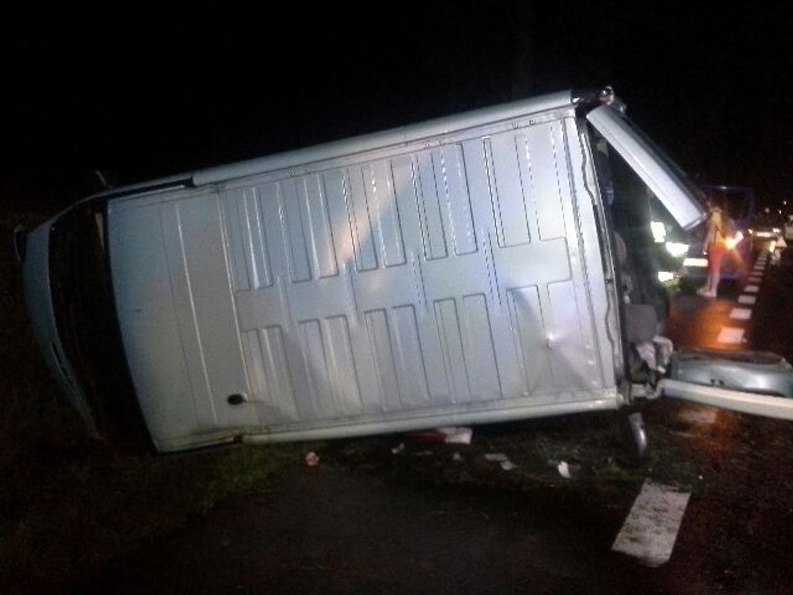 9-cio osobowy bus w rowie. Dwie osoby w szpitalu
