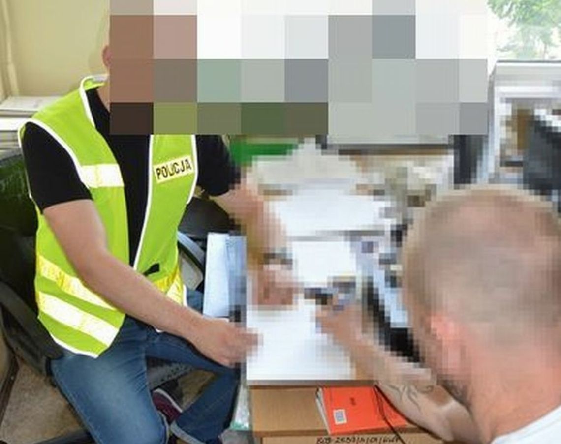 9 zarzutów kradzieży z włamaniem za płacenie nie swoją karta