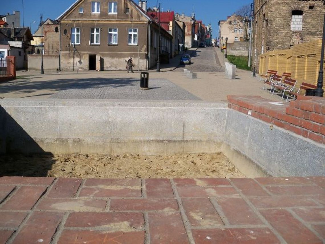 A mogły być nenufary... Była sadzawka, teraz będzie fontanna? A mogły być nenufary... Była sadzawka, teraz będzie fontanna?