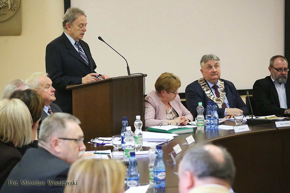 Absolutorium bez stanowiska PiS