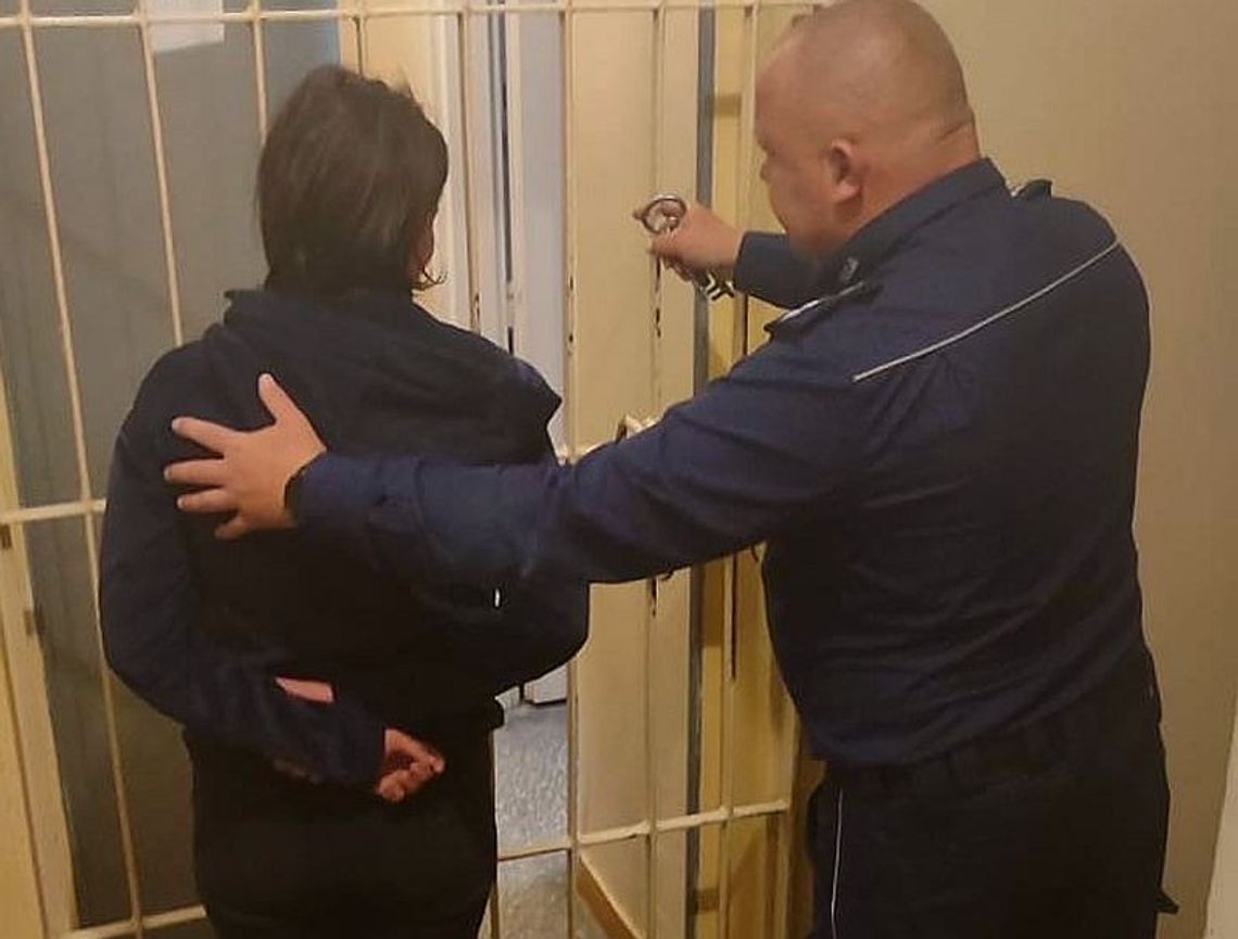 Agresywna 35-latka kobieta podczas interwencji zaatakowała ratowników