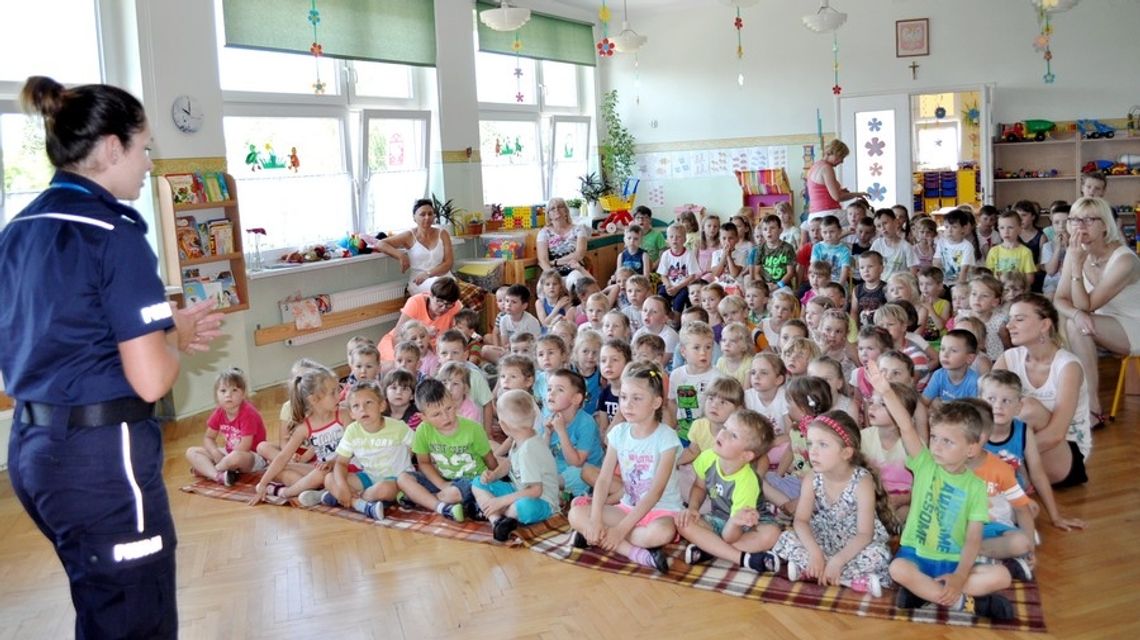 Akcja Bezpieczne Wakacje – spotkanie z policjantką w przedszkolu nr 10 „Słoneczna Kraina”