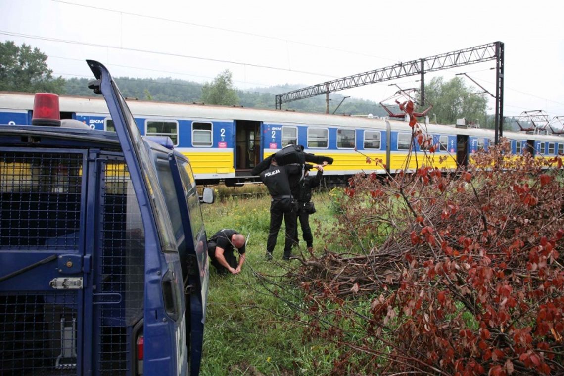 Akcja policji: pakunek niewiadomego pochodzenia