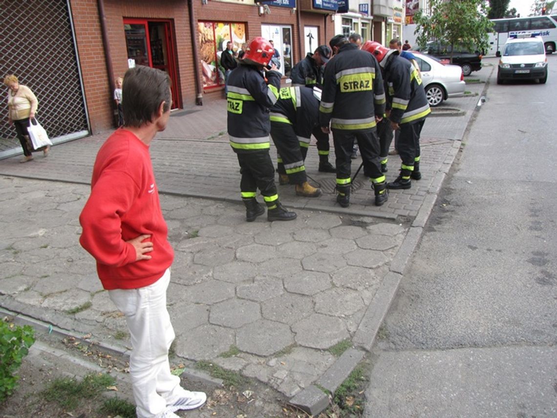 Alarm: gaz w studzience! Natychmiastowa akcja strażaków. Zablokowana ulica... Alarm: gaz w studzience! Natychmiastowa akcja strażaków. Zablokowana ulica...