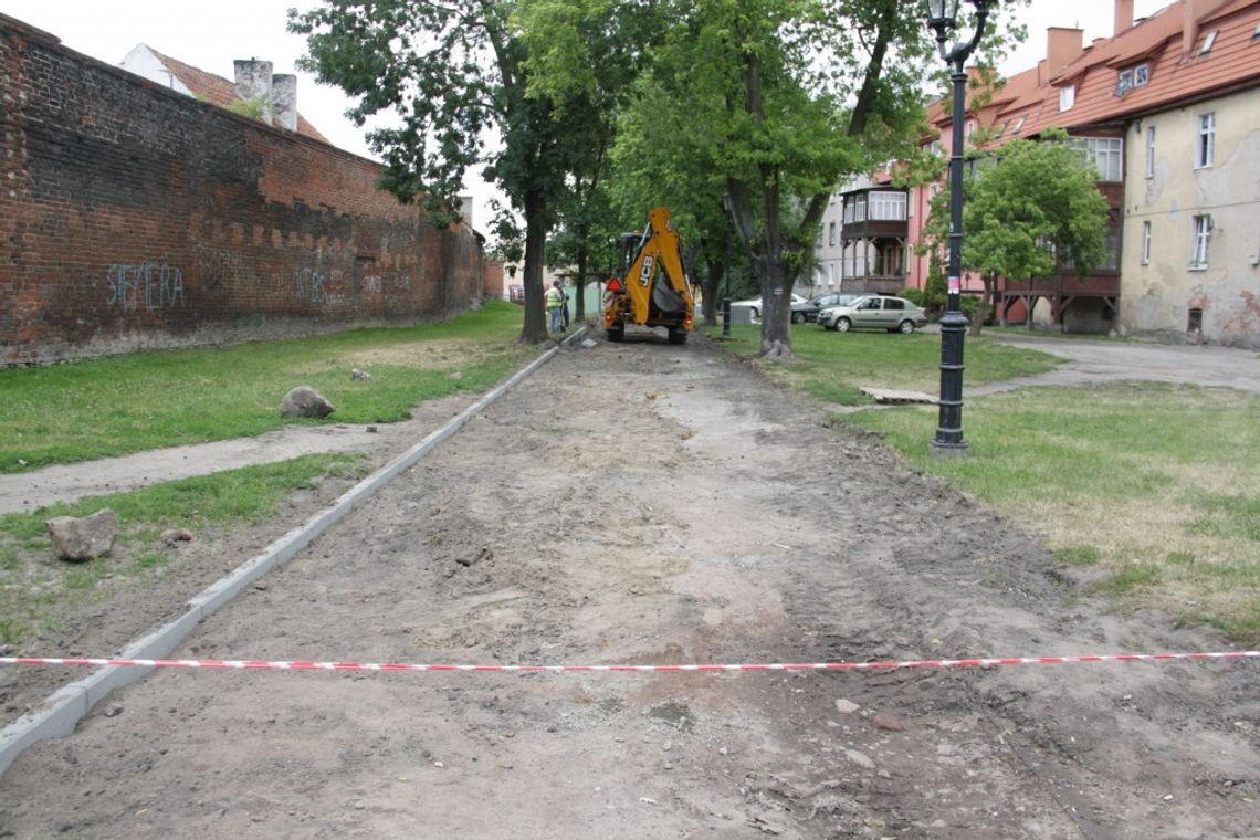 Alejka w centrum Gniewu wypięknieje Alejka w centrum Gniewu wypięknieje