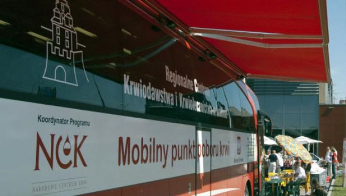 Ambulans czeka na krwiodawców Ambulans czeka na krwiodawców