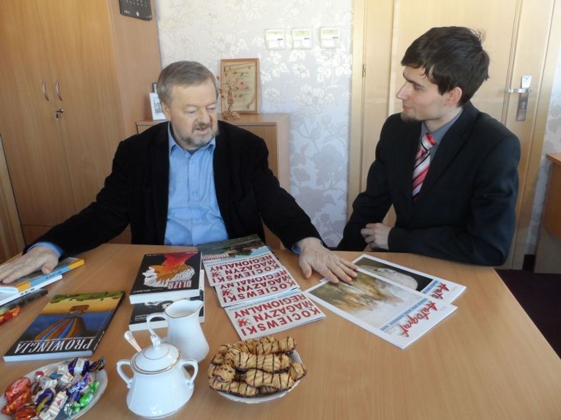 Andrzej Grzyb przekazał czasopisma do bilioteki 