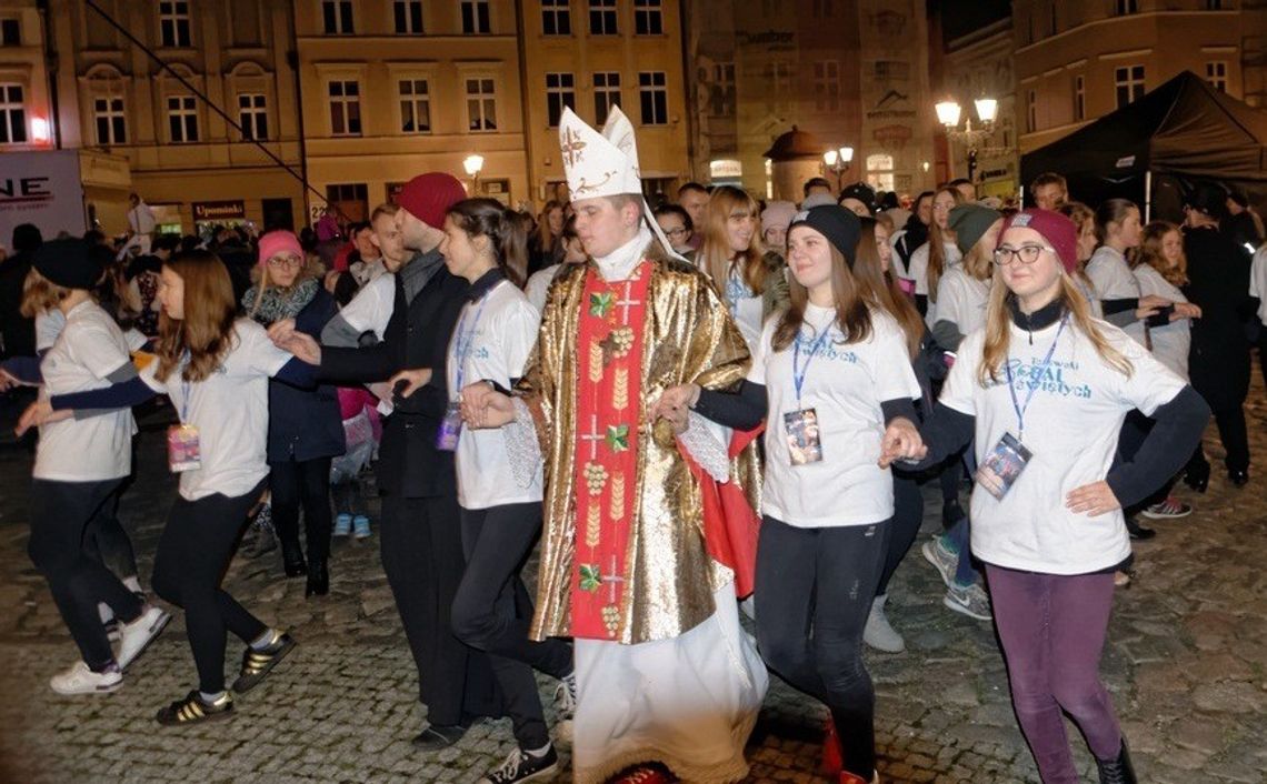 Anioły i święci na ulicach Tczewa! Rozśpiewany korowód ruszył spod galerii