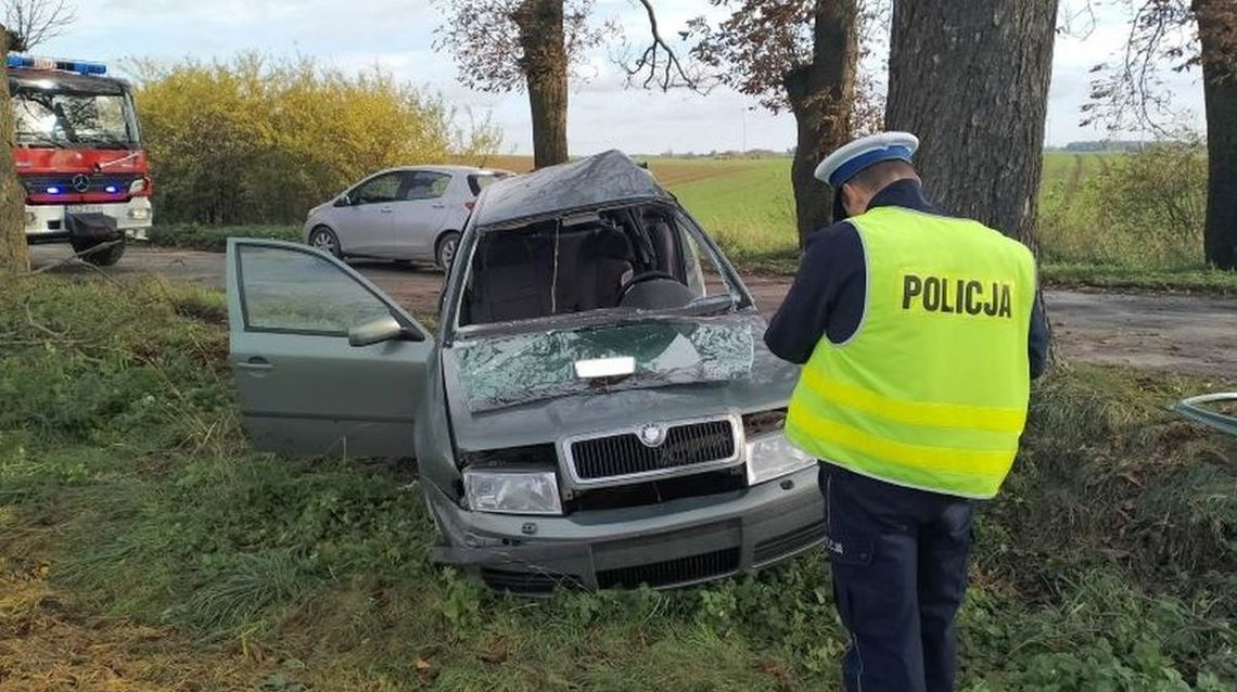 Apel o ostrożność. Kobieta straciła panowanie nad autem i rozbiła się na drzewie...