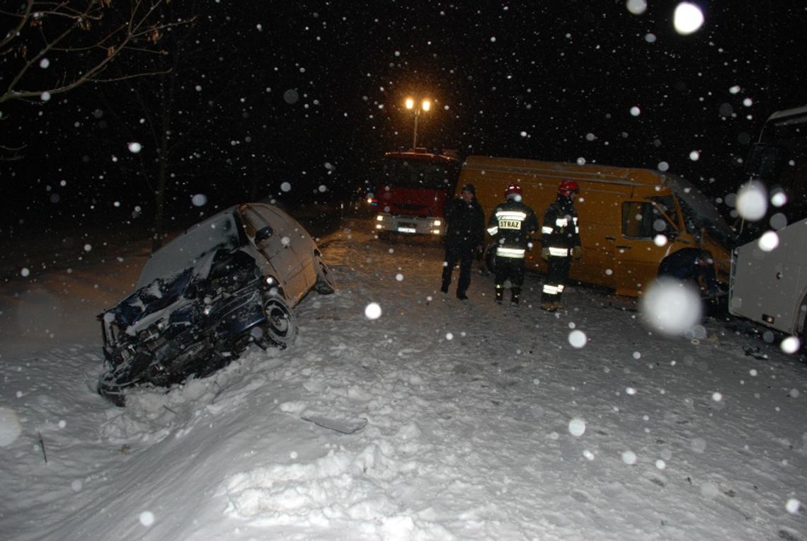 Auta w poślizgu - dwie osoby w szpitalu