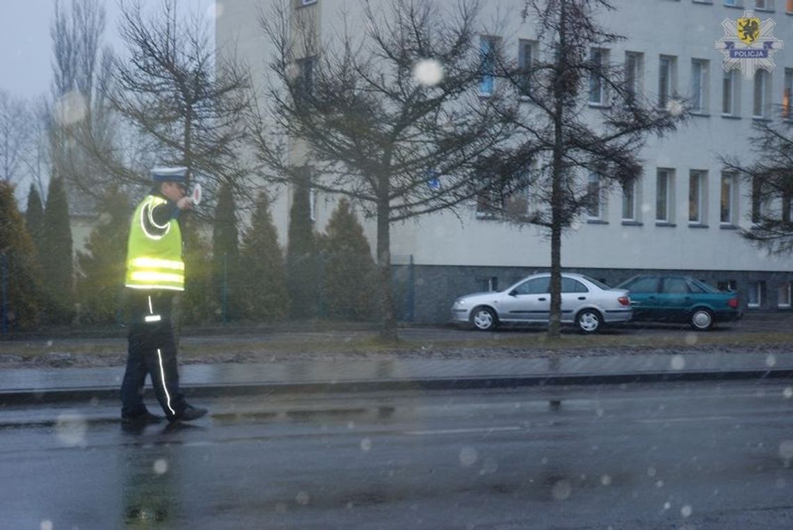 Autem do rzeki - wjechał na wysepkę Autem do rzeki - wjechał na wysepkę