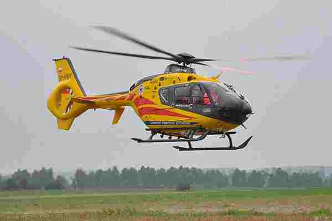 Auto dachowało na autostradzie. Interwencja śmigłowca medycznego Auto dachowało na autostradzie. Interwencja śmigłowca medycznego