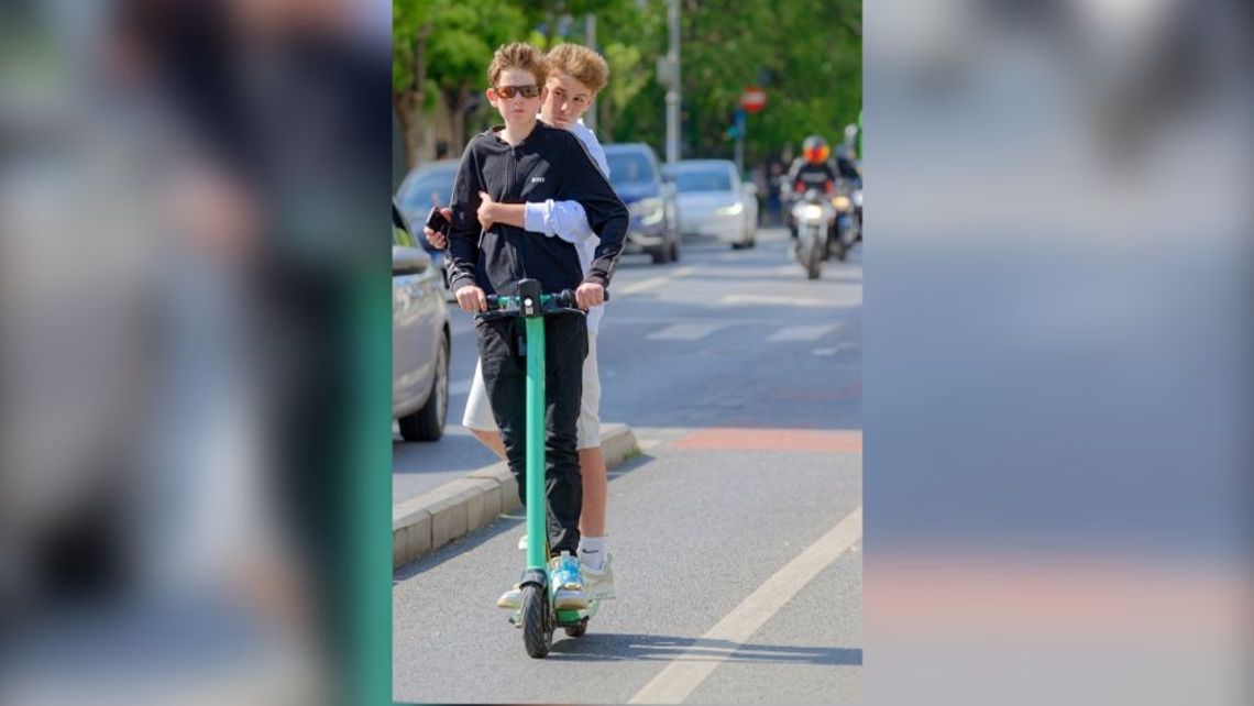 Auto osobowe zderzyło się z hulajnoga elektryczną na skrzyżowaniu