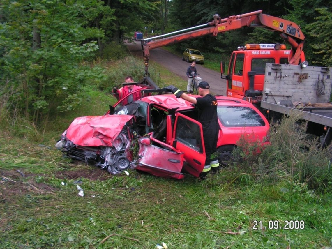 Auto uderzyło w autobus-tragedia pięciu osób