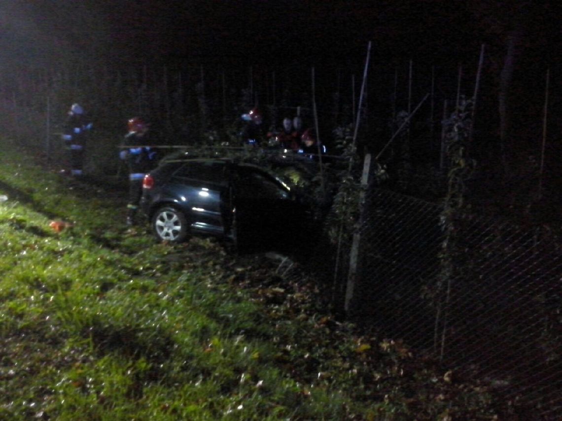 Auto wjechało do rowu! Kierowca uwięziony w pojeździe Auto wjechało do rowu! Kierowca uwięziony w pojeździe