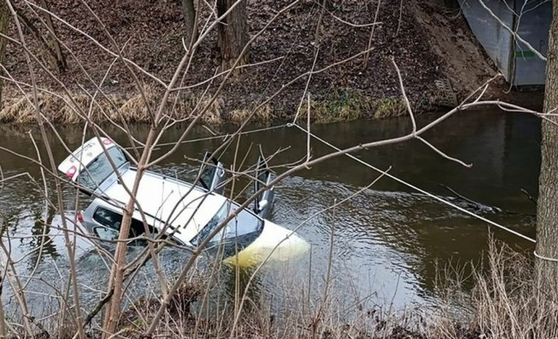 Auto wpadło do Wierzycy. Policjant bez wahania wskoczył do lodowatej wody i uratował kierowcy życie!