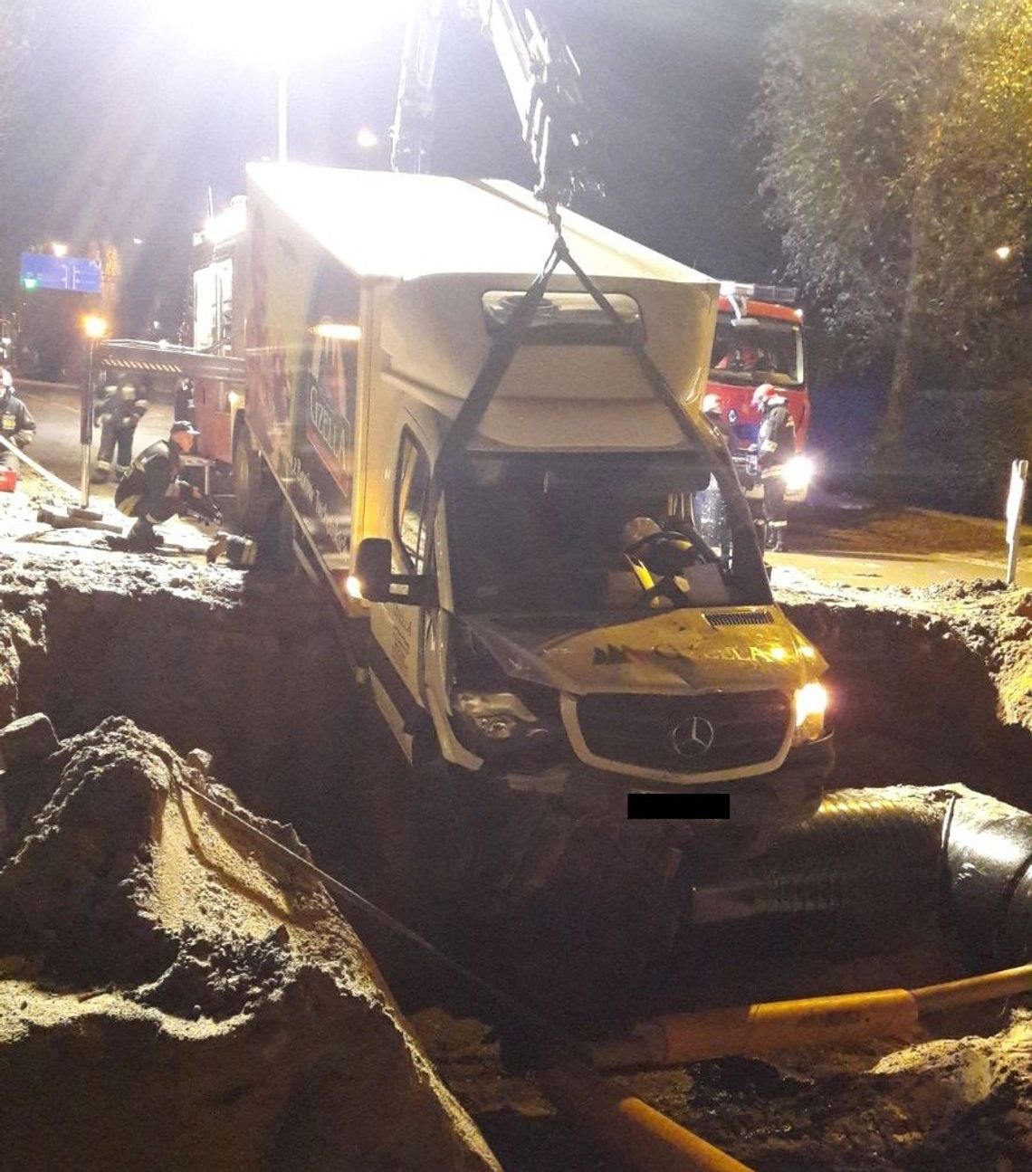 Auto wpadło do wykopu