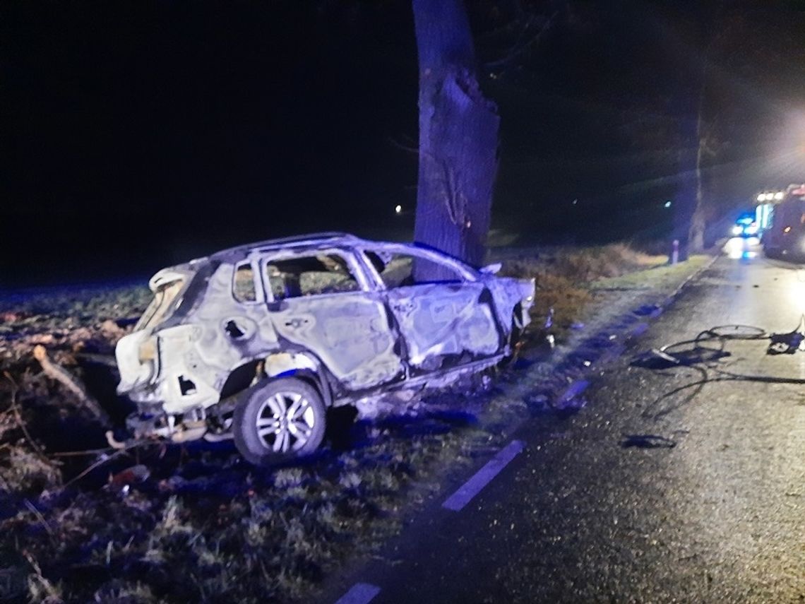 Auto z wielką siłą uderzyło w drzewo. Kierowca VW poniósł śmierć na miejscu...