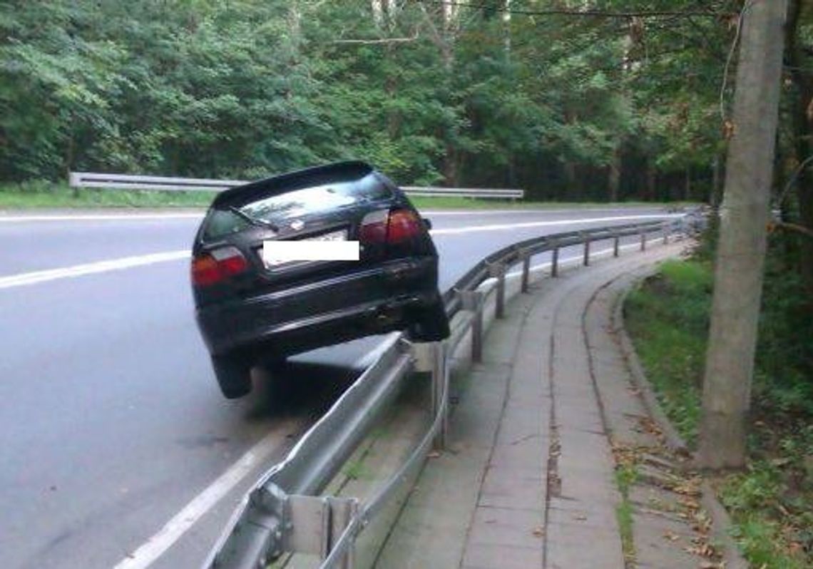 Auto zawisło na barierce