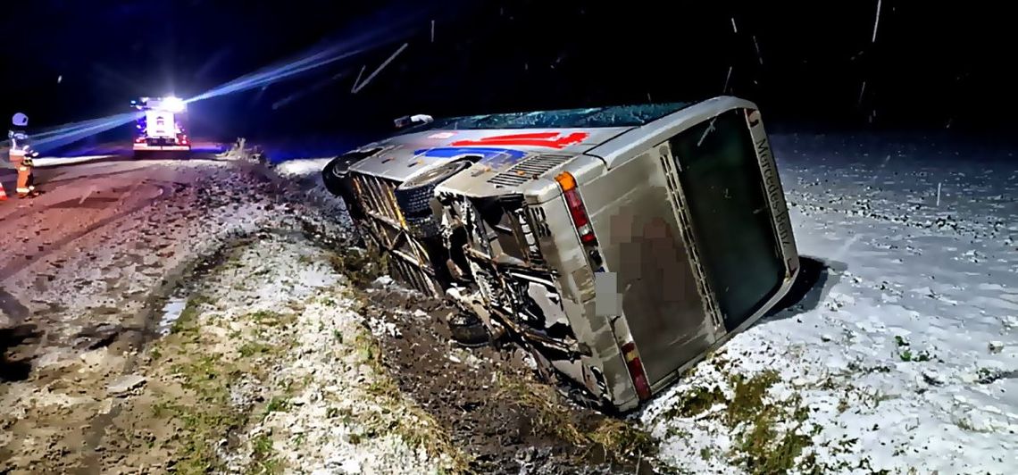 Autobus z pasażerami wywrócił się i wpadł do rowu. APELUJEMY DO KIEROWCÓW O OSTROŻNOŚĆ !!