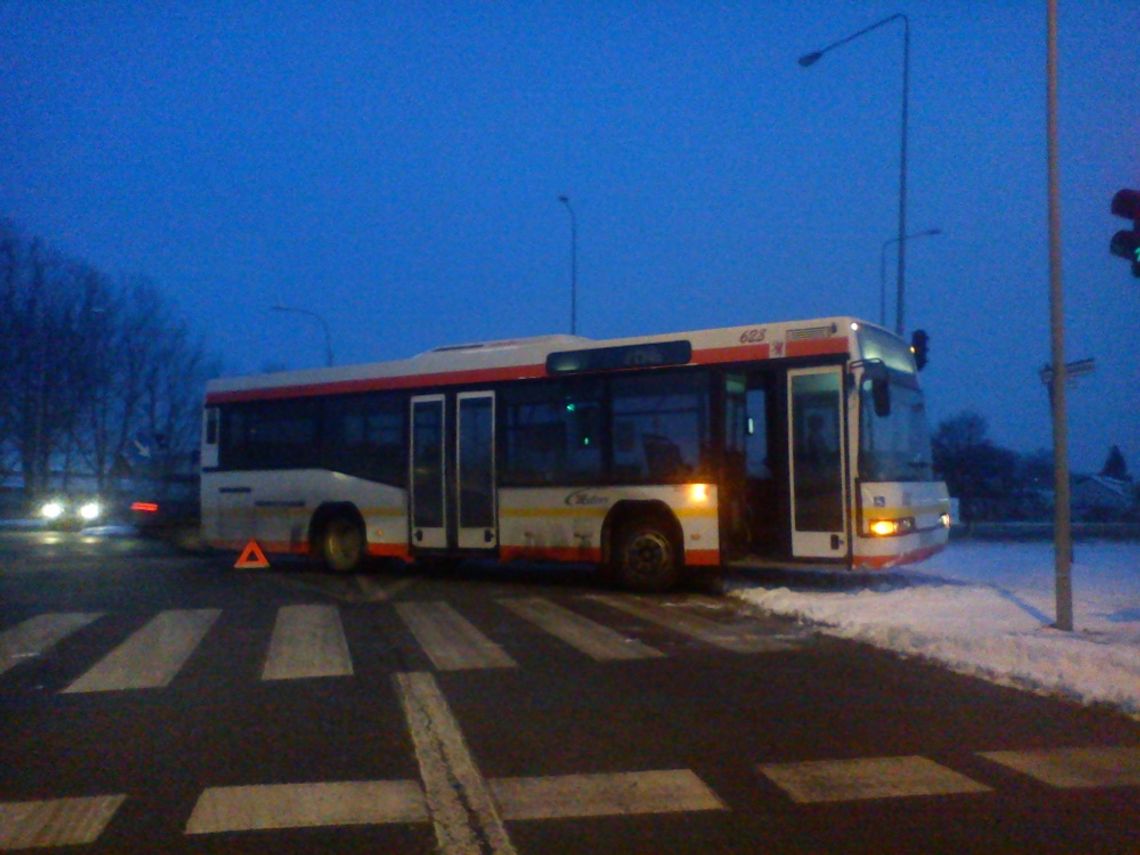 Autobus zablokował ruch na skrzyżowaniu