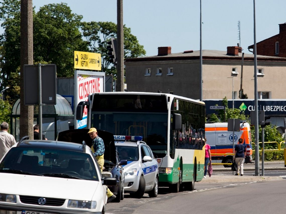 Autobus zderzył się z osobówką na ul. Nowowiejskiej Autobus zderzył się z osobówką na ul. Nowowiejskiej