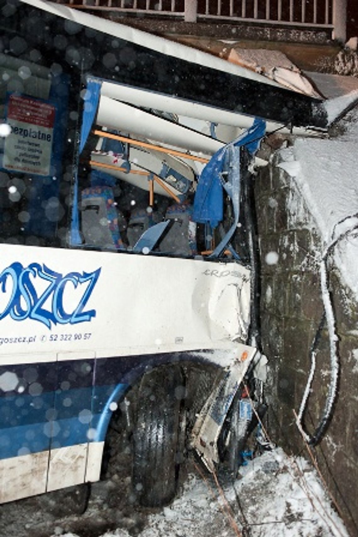 Autobusem w wiadukt, trzy osoby są ranne Autobusem w wiadukt, trzy osoby są ranne