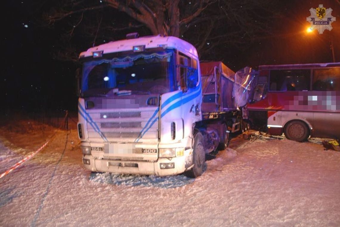 Autokar z dziećmi na zaśnieżonej drodze zderzył się z ciężarówką