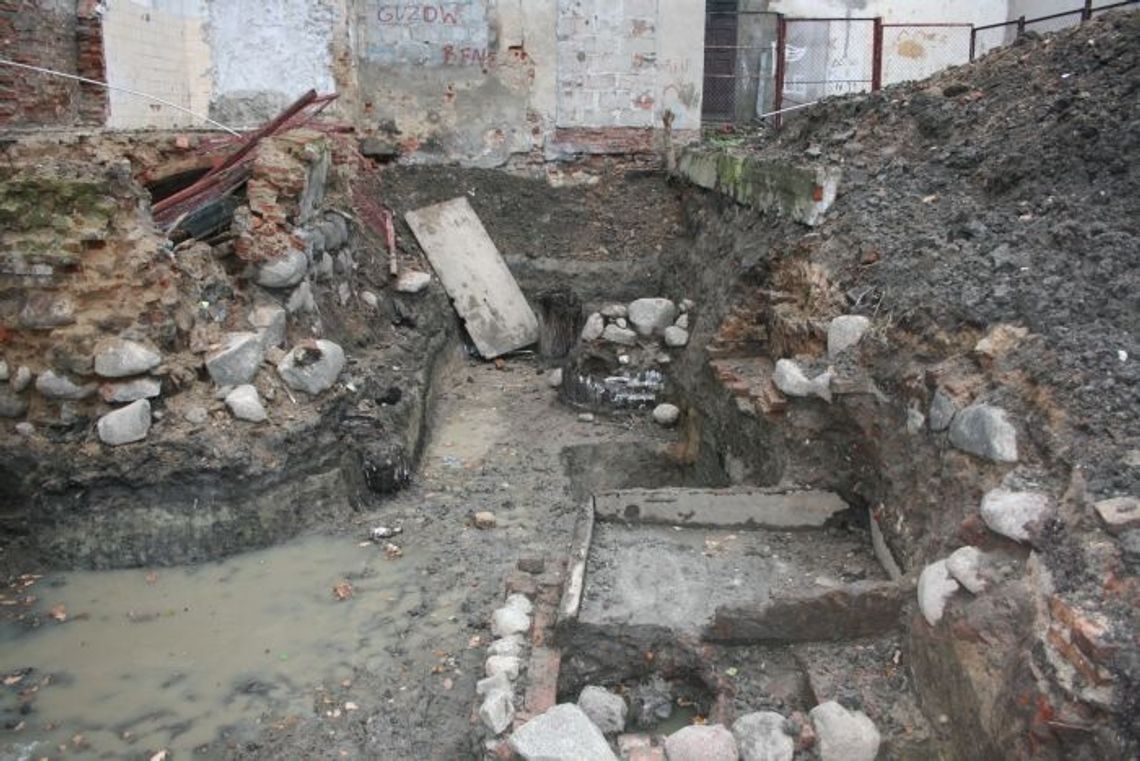 Badania archeologiczne - odkryto średniowieczną wygódkę