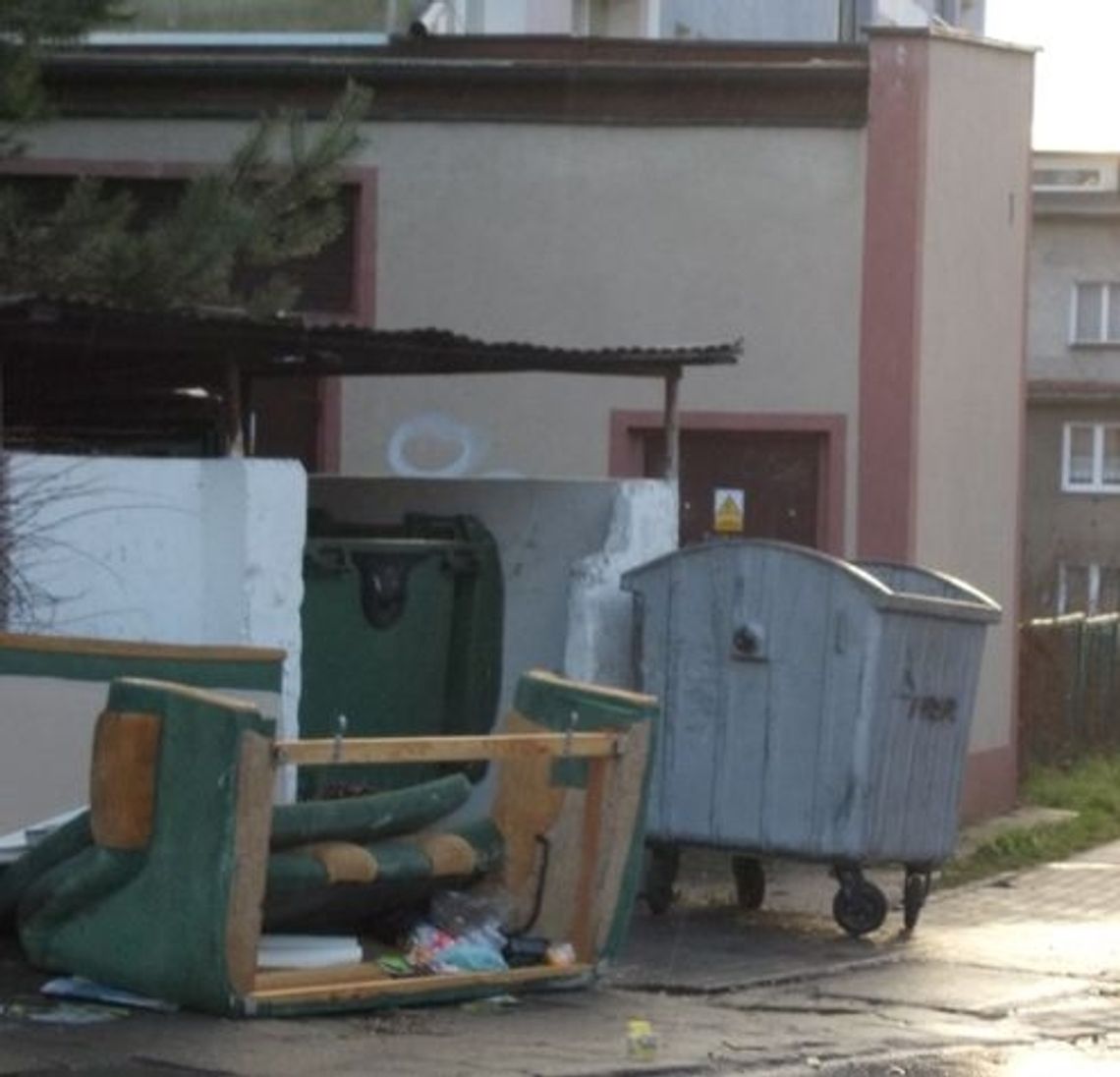 Bałagan, niechlujstwo, śmierdzące przesypy. Wiata to nie śmietnik