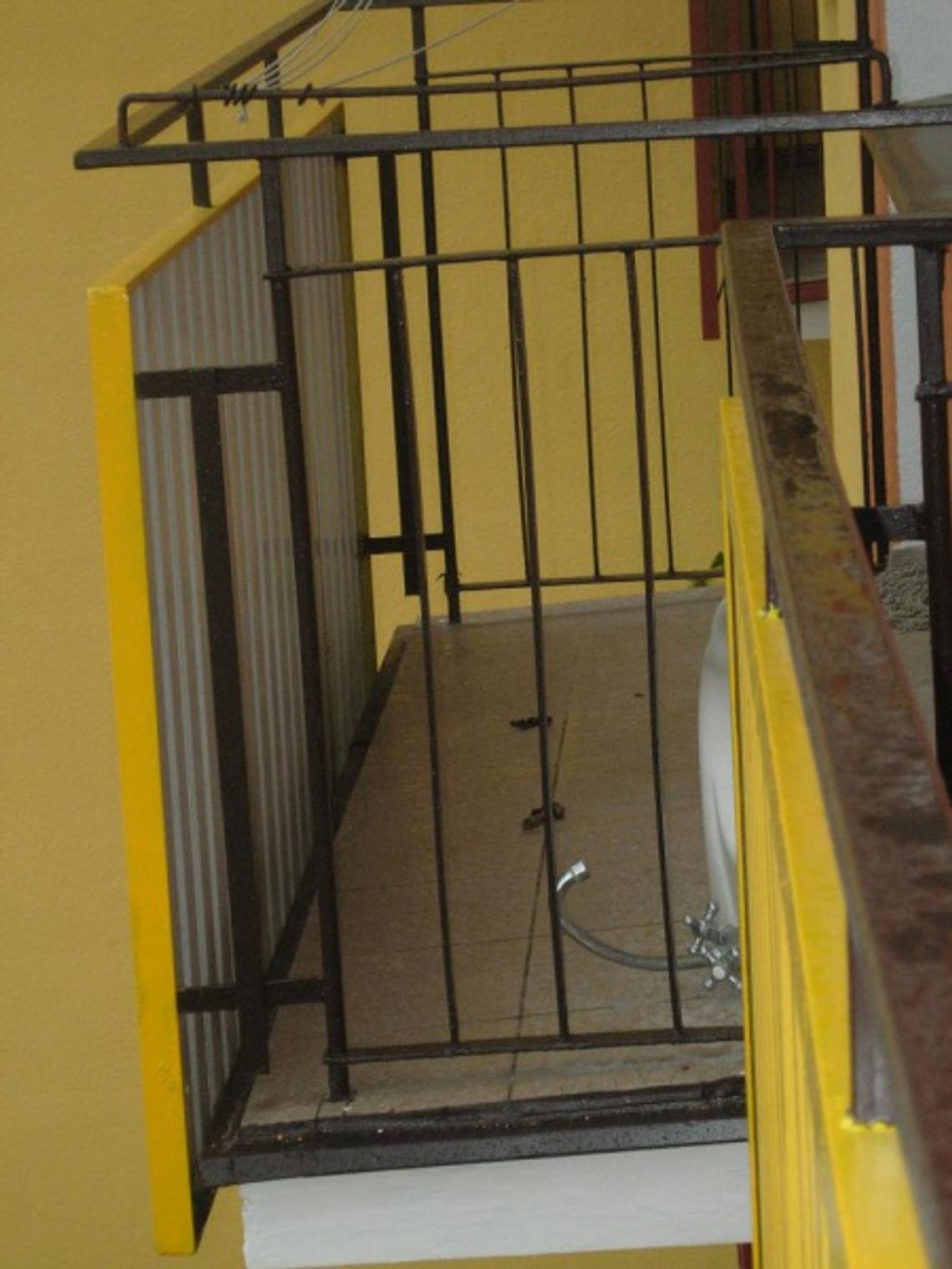 Balkonowy smród i alkoholowe libacje - mieszkańcy czekają na eksmisję kłopotliwego sąsiada Balkonowy smród i alkoholowe libacje - mieszkańcy czekają na eksmisję kłopotliwego sąsiada