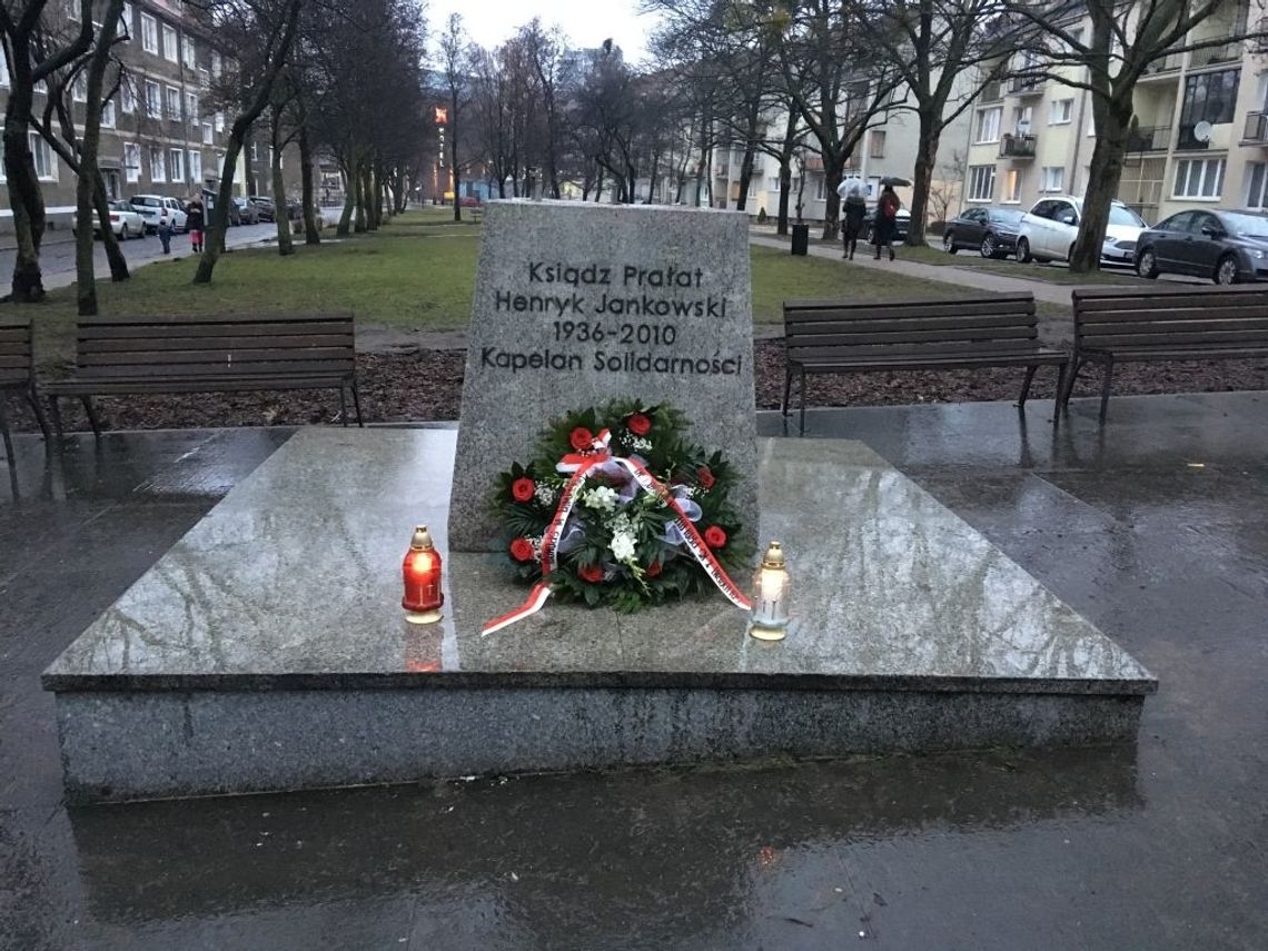Barbarzyńska dewastacja pomnika ks. Henryka Jankowskiego - zasłużonego kapelana „Solidarności”
