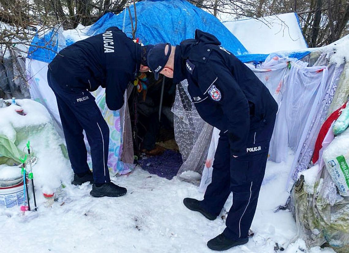 Trudny okres zimy dla bezdomnych stanowi zagrożenie życia. Dzielnicowi i pracownicy socjalni sprawdzali koczowiska bezdomnych