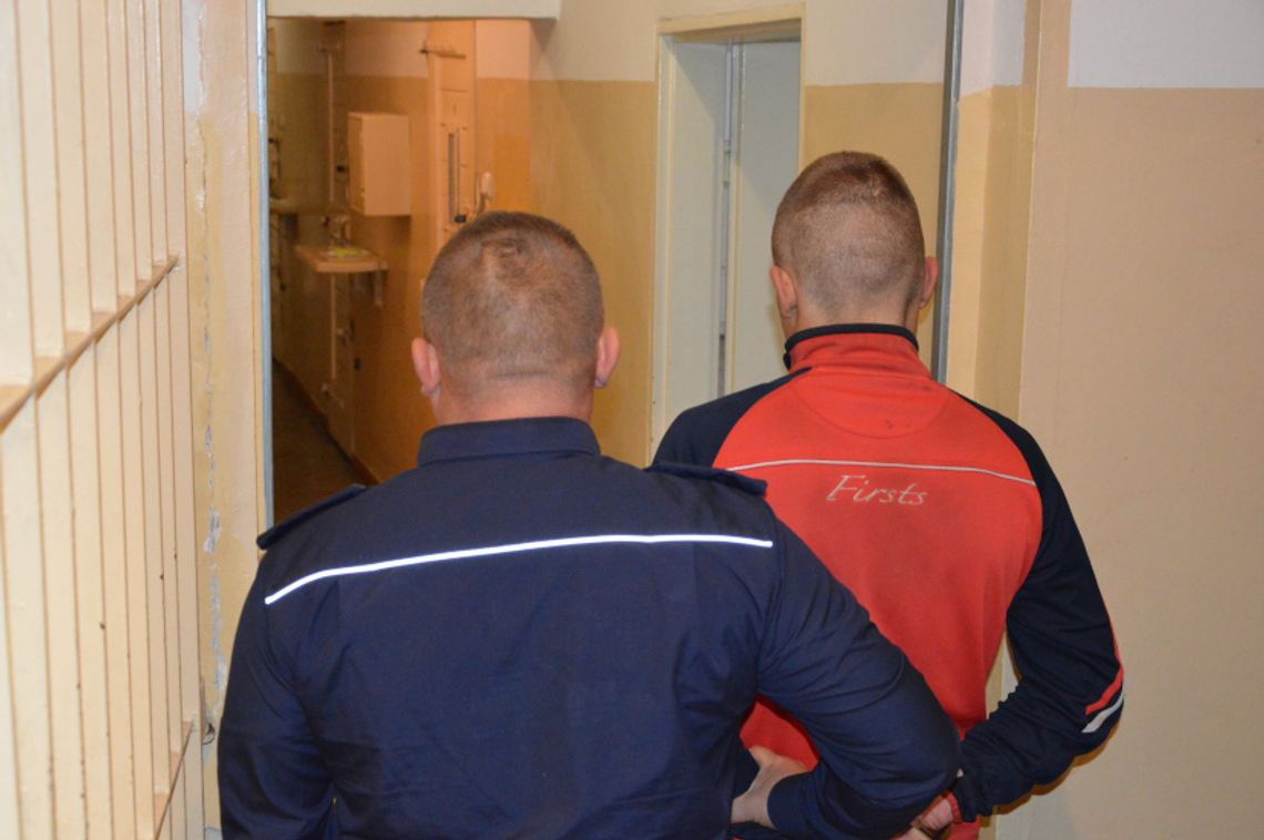 Będzie kara dla rozbójnika? Ukradł słodycze i szarpał się z pracownicami – odpowie jak za kradzież rozbójniczą...