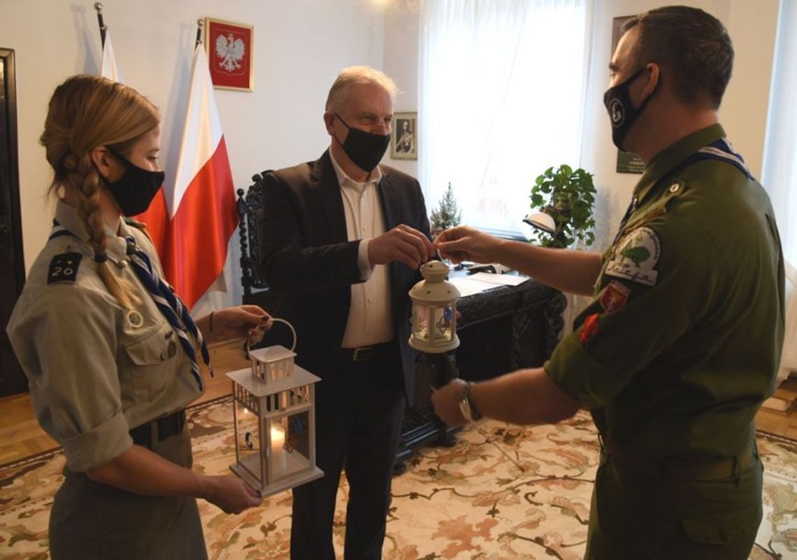 Betlejemskie Światełko Pokoju już w urzędzie Betlejemskie Światełko Pokoju już w urzędzie