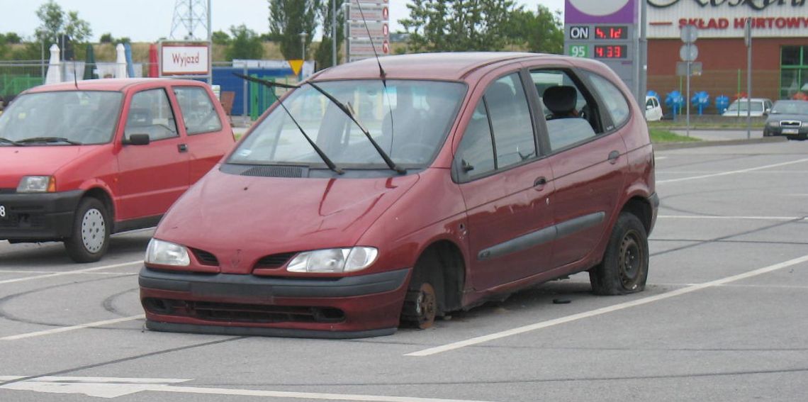 Bez kół, z powybijanymi szybami. Osiedlowe porachunki? Bez kół, z powybijanymi szybami. Osiedlowe porachunki?