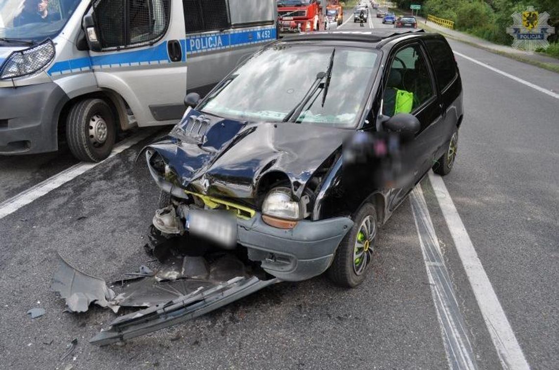 Bez prawa jazdy, z dzieckiem, wjechała w tył ciężarówki Bez prawa jazdy, z dzieckiem, wjechała w tył ciężarówki