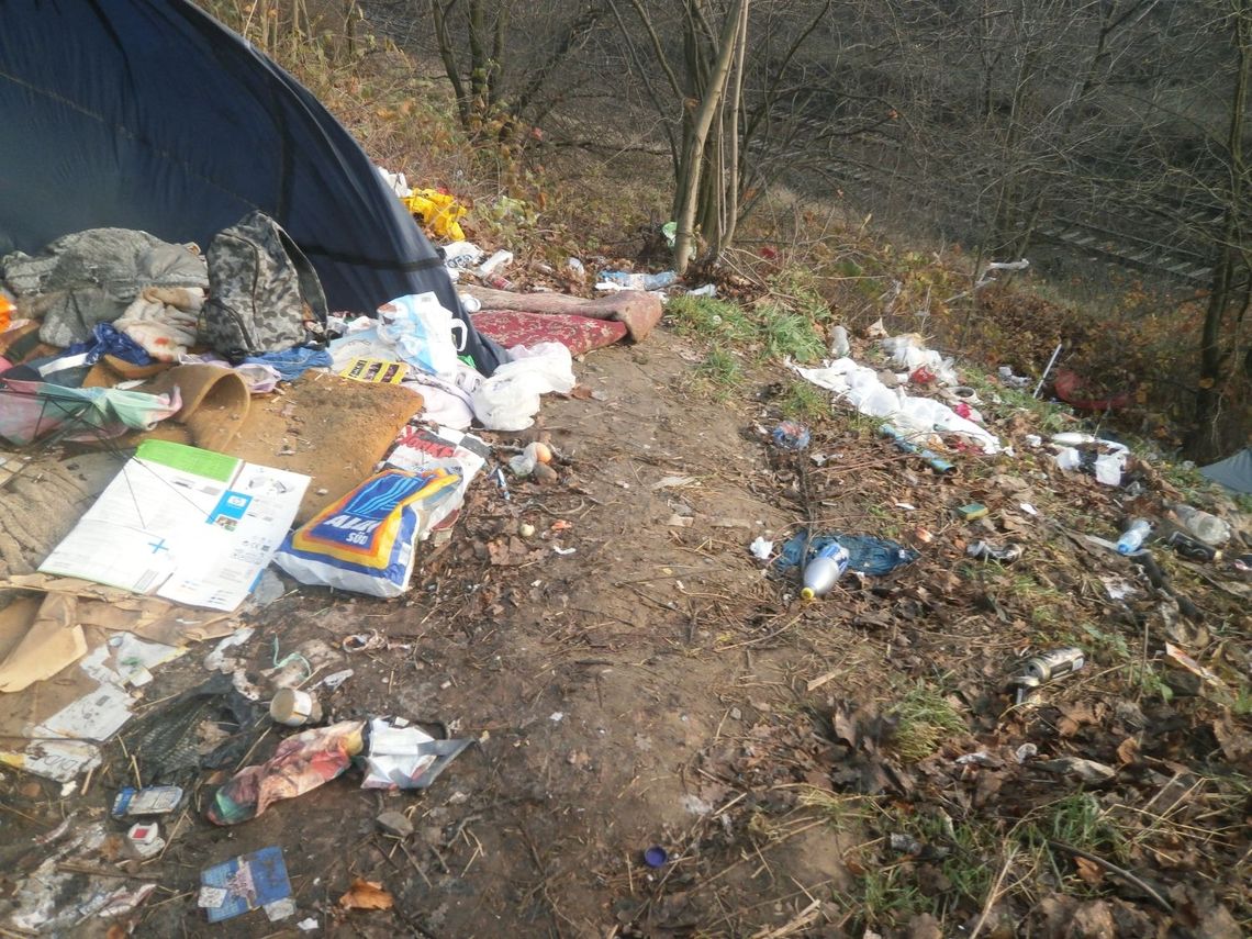 Bezdomni przy ul. Targowej - opuścili koczowisko, zostawili bałagan