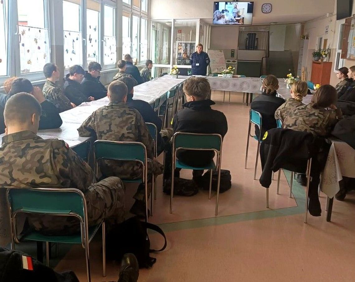 Bezpieczeństwo w sieci priorytetem policjantów. Spotkania z młodzieżą w Skórczu