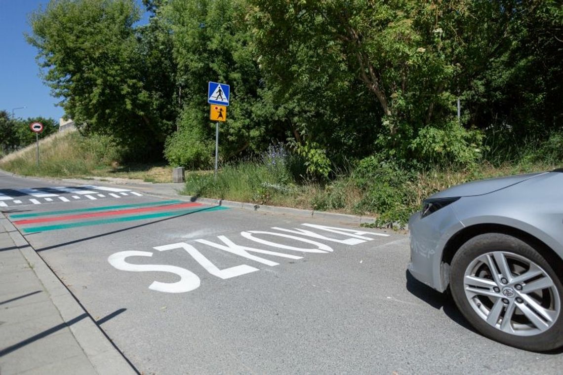 Bezpieczeństwo!!! Zielono-czerwone pasy na ulicach przy szkołach