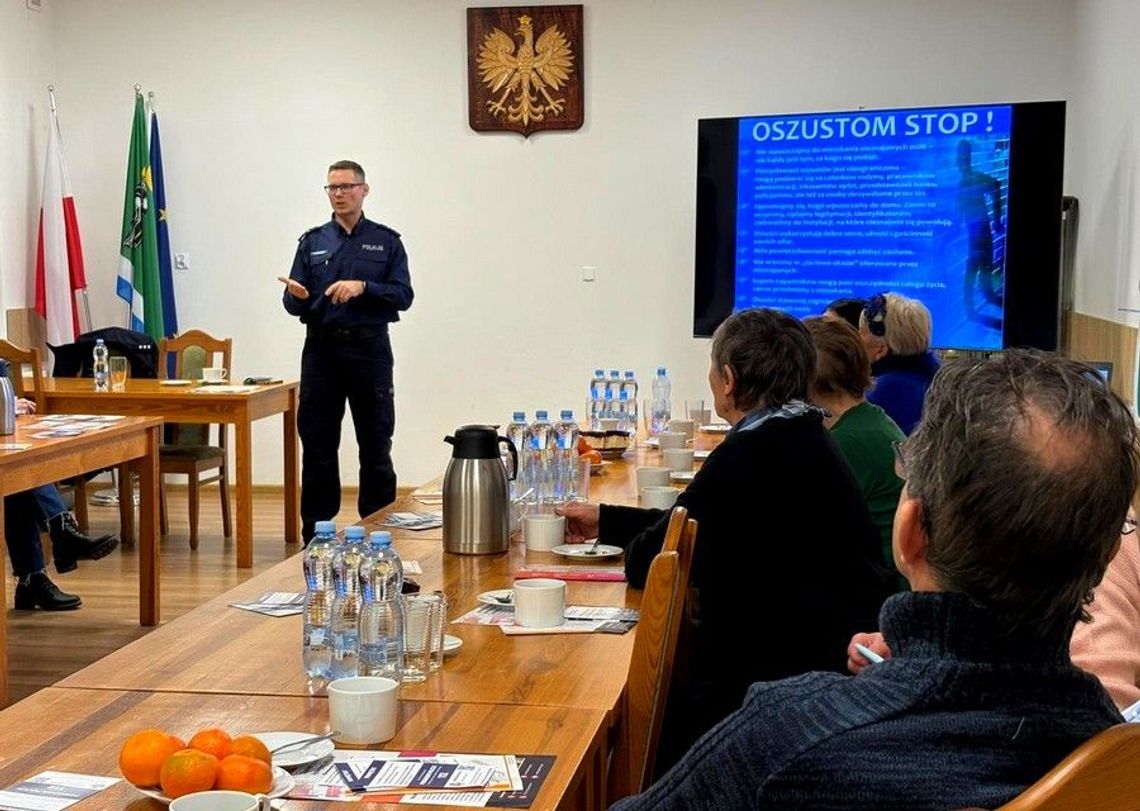 Bezpieczne Życie Seniorów—policjanci ostrzegają mieszkańców przed oszustami