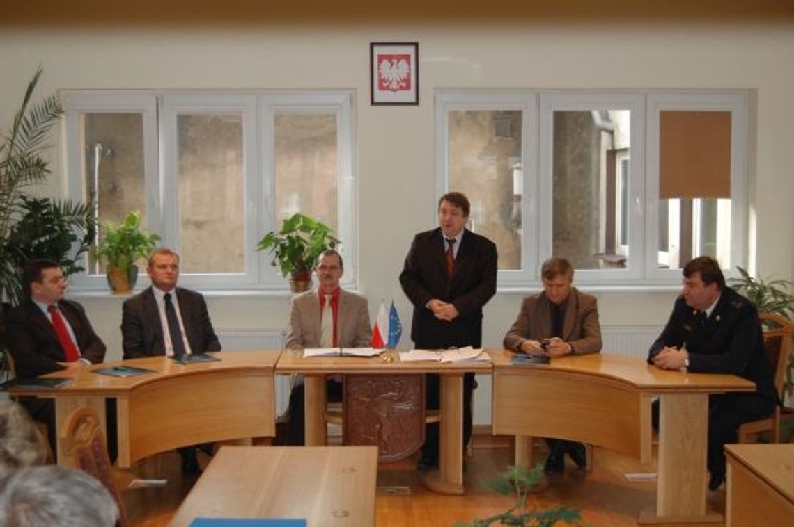 Bezpieczniejszy powiat z nowym sprzętem - 10 nowych samochodów dla gmin w 2010 r. Bezpieczniejszy powiat z nowym sprzętem - 10 nowych samochodów dla gmin w 2010 r.