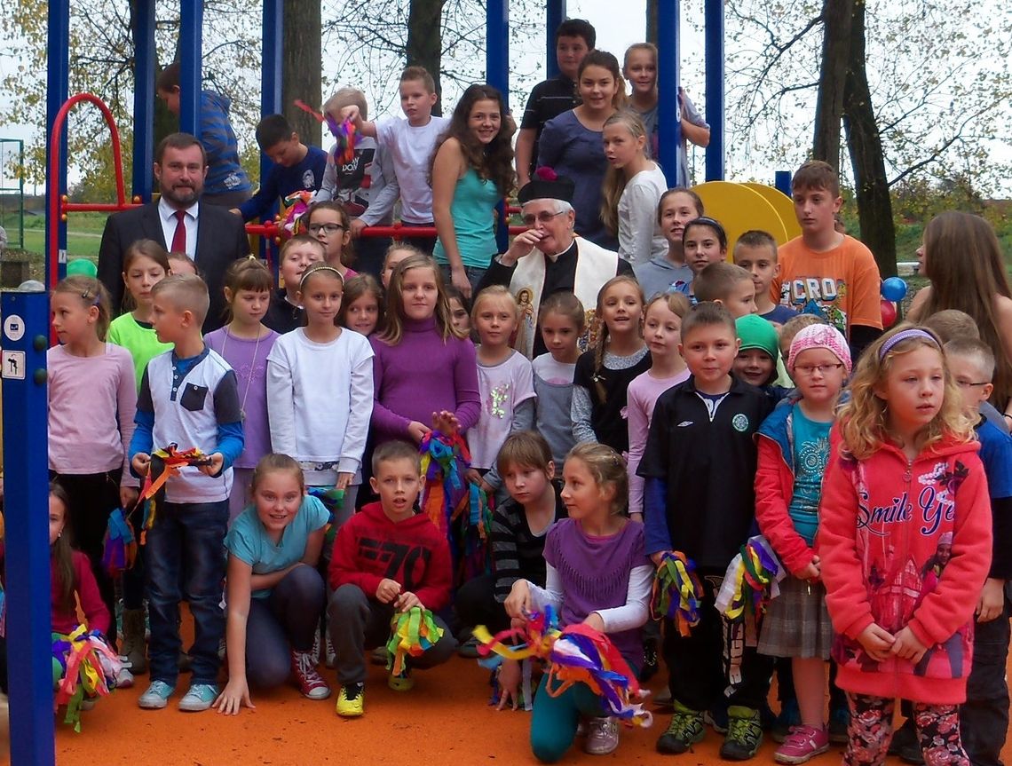 Bezpieczny plac zabaw w „Ósemce” już oddany Bezpieczny plac zabaw w „Ósemce” już oddany