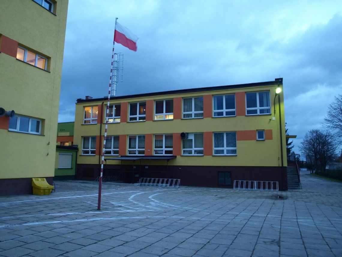 Bezprawiu i Korupcji STOP. Rodzice martwią się o swoje pociechy, dyrekcja szkoły twierdzi wszystko odbywa się zgodnie z procedurami Bezprawiu i Korupcji STOP. Rodzice martwią się o swoje pociechy, dyrekcja szkoły twierdzi wszystko odbywa się zgodnie z procedurami