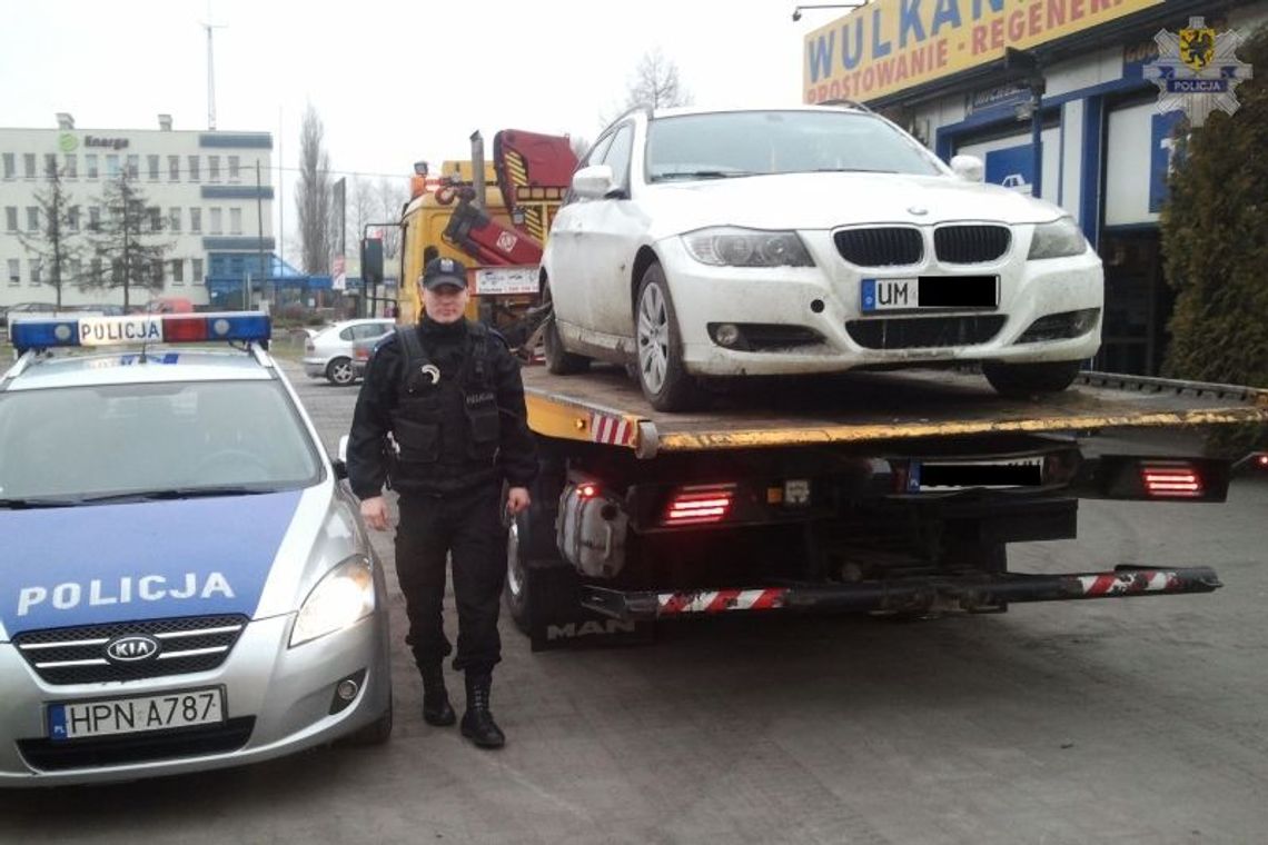 Białe bmw zaparkowane przy lesie Białe bmw zaparkowane przy lesie