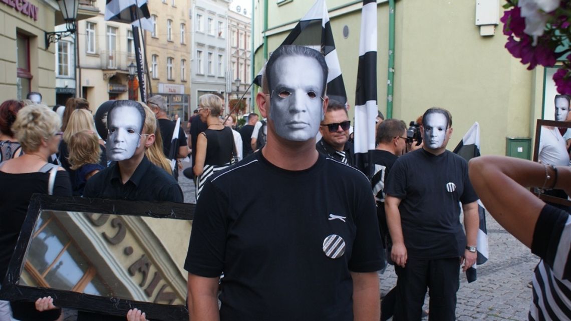 Biało-czarna parada na ulicach Tczewa