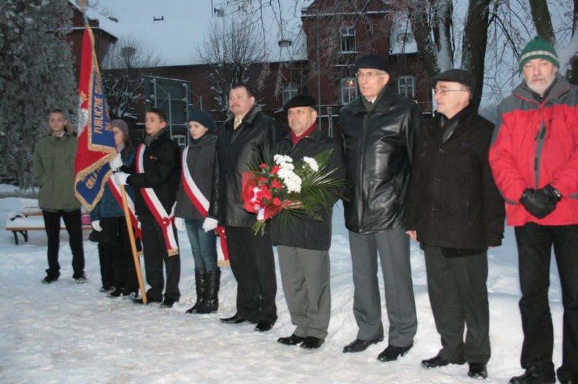 Biało-czerwone kwiaty pod pomnikiem wieszcza Biało-czerwone kwiaty pod pomnikiem wieszcza