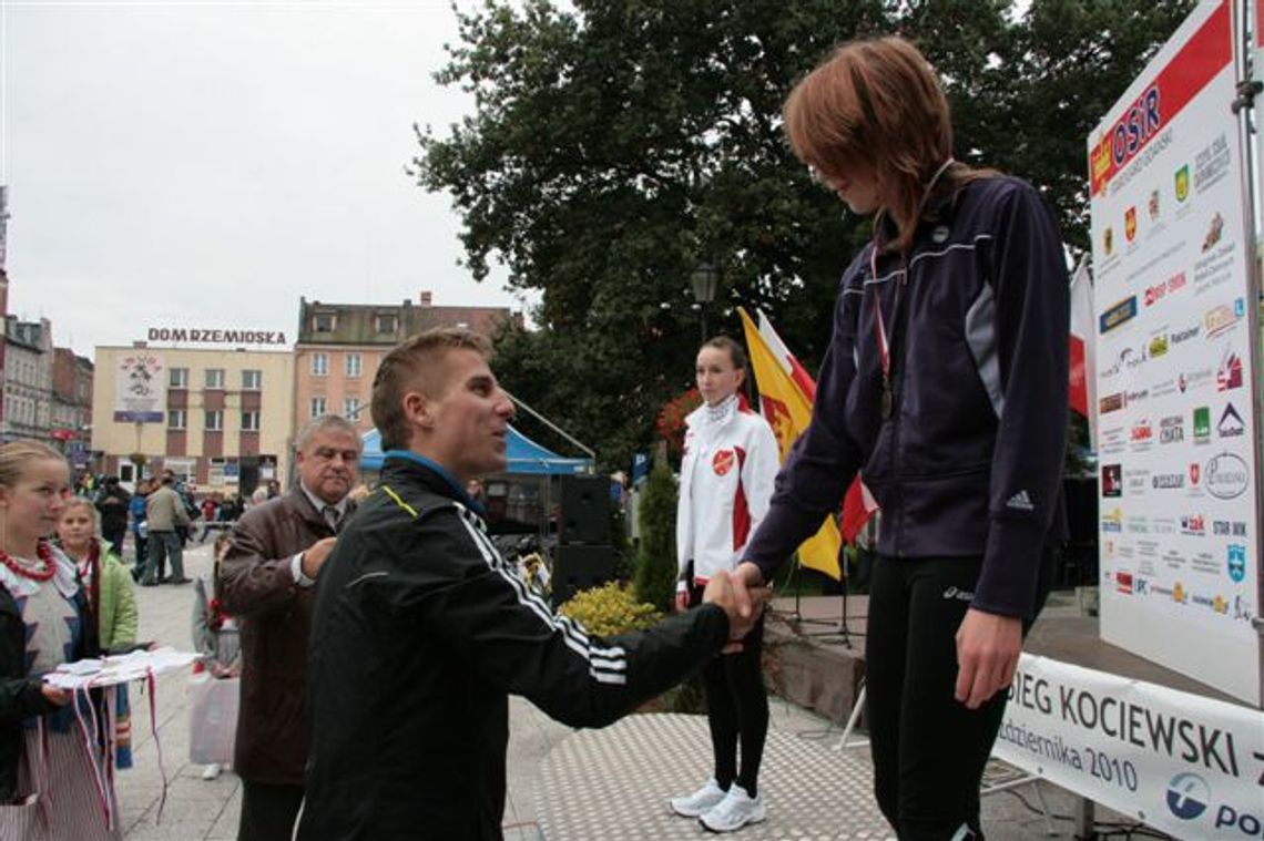 Bieg Kociewski z Polpharmą - dla zdrowia i cennych nagród. Wygrali Krautsova Volha i Teterukov Igor z Białorusi Bieg Kociewski z Polpharmą - dla zdrowia i cennych nagród. Wygrali Krautsova Volha i Teterukov Igor z Białorusi