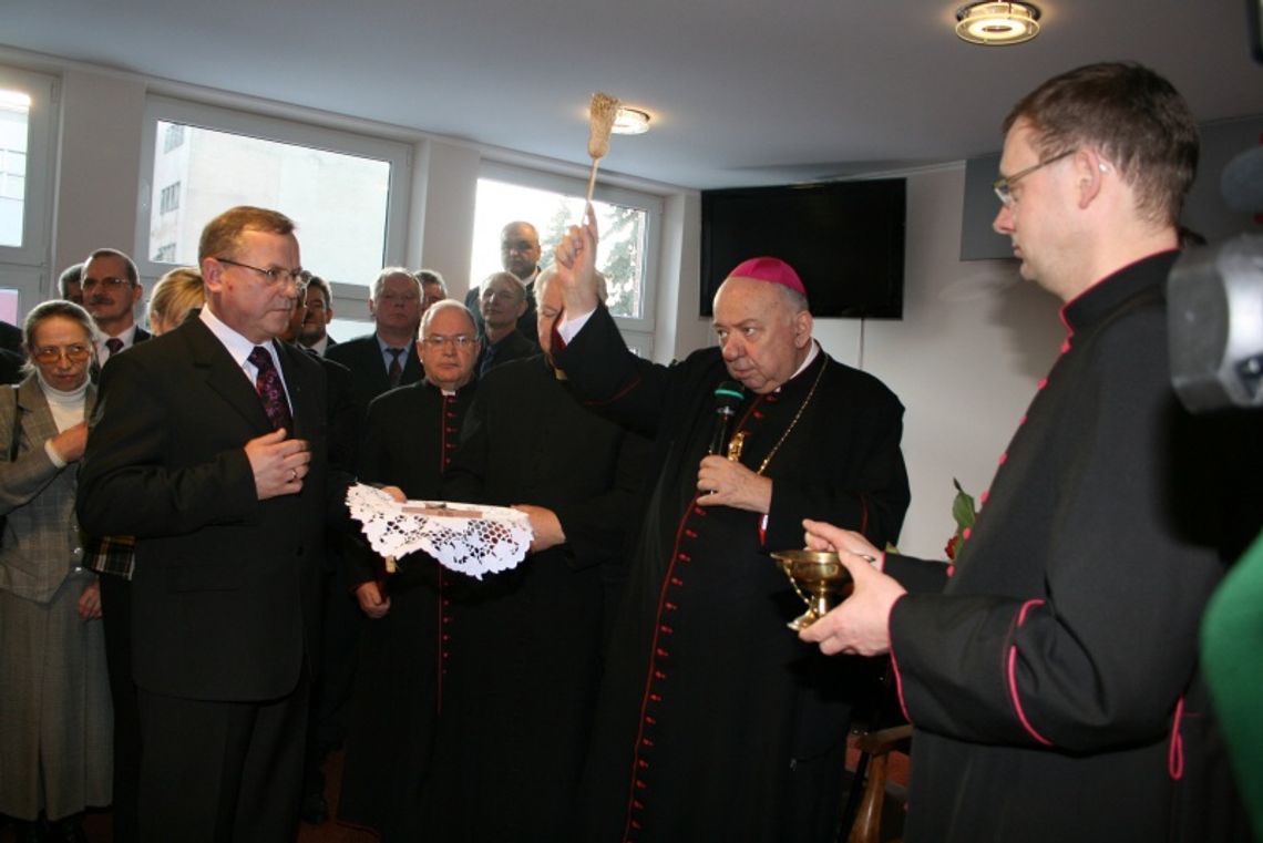 Biskup poświęcił krzyż w nowej siedzibie starostwa Biskup poświęcił krzyż w nowej siedzibie starostwa