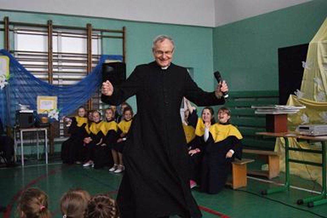 Biskup z „Ziarna”  porwał do tańca wszystkich. Dzień otwarty PSP im. Jana Pawła II w Skarszewach